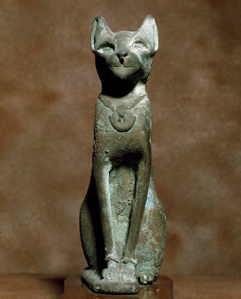 Escultura gato egipcio en bronze. Bronze Egypt cat. Ancient relic. Bastet statue. Egyptian cat goddess Bastet. Bastet sculpture ancient Egypt.
